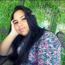 Sou impaciente,colorada e um pouco insegura. Cometo erros, sou um pouco fora do controle e às vezes difícil de lidar quem saber mais segui .