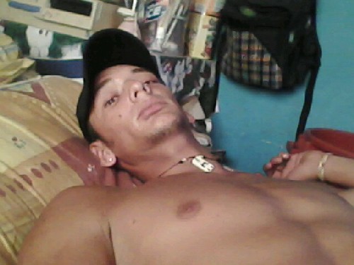 Soy un chavo q tiene los sentimientos muertos no siento amor ni odio ni tristezas ni nada toy vacio xdentro