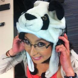 Esclava de la información, amante de los perros, fanática de los pandas, futbolera de corazón, atleta frustrada y loca por salvar al mundo...