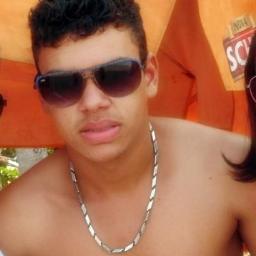 19 Anos / Produtor de Eventos da Esquisito Produções / Designer Gráfico / Esquisito Indoor/ Fest Car / Banda Geração