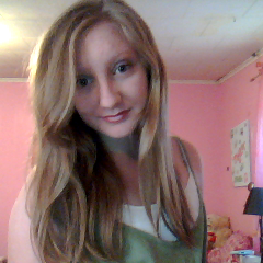 VAS HAPPENIN??:) Im 14, i love 1D and Austin Mahone sooo much!!.. and if u follow me ill follow u back (; THANKS!  ohh yeah and men humor follows! (: