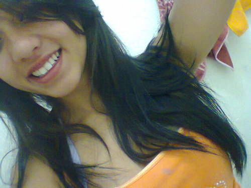*--* não derrame lagrimas por quem não valoriza seu sorriso.