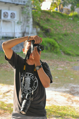 Lahir d Malang, lulusan UMM Malang.