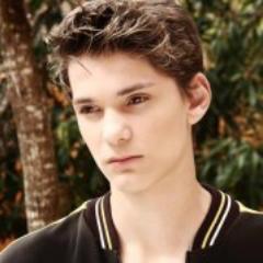 Ex modelo, adoro o mundo da moda, sempre atualizado, amo meus amigos e minha família. E to com saudade de SP ;(   Quiser saber mais, segue ai ;D