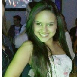 Seje feliz do jeito que você é, não mude sua rotina pelo o que os outros exigem de você, simplesmente viva de acordo com o seu modo de viver. -