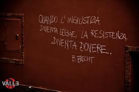 Sono anarchico, sono bianco, sono nero, giallo e rosso; gay, etero e ateo. Amo tutti e nessuno. Odio tutte le forme di fascismo.