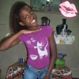 ~ A menina do tênis All Star,
das pulseiras diversas,
a menina que não liga para os seus rótulos,
da franja de lado,
da personalidade formada !