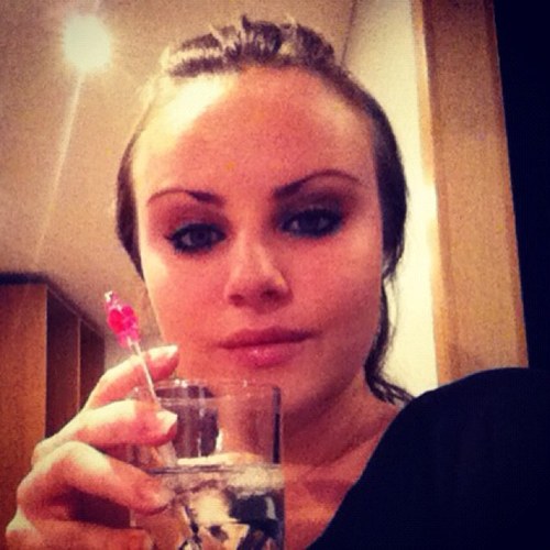 JessicaRasmusen's profile picture. Jobbar på @2EntertainAB , har läst Marknadsföring & Försäljning på YHIM. Annars lever hon livet och bara har de gött!