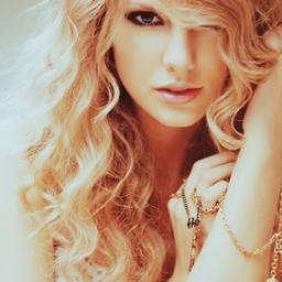 Hi! I LOVE @taylorswift13! She's so awesome and sexy. Follow me. ♥