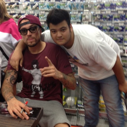 Rost227's profile picture. La bio non mi va di scriverla... Se vuoi mi segui,se non vuoi io vivo lo stesso.... 
Comunque napoletano e 17enne xD