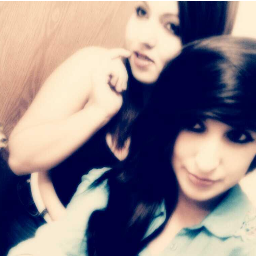 name- cassandra ,le dicen cassy y ez mi beffa:p..cumple años el 18 de enero:DD zii ze meten con eya se meten con migo y muchoz maz;)  
-atte @chaqkon