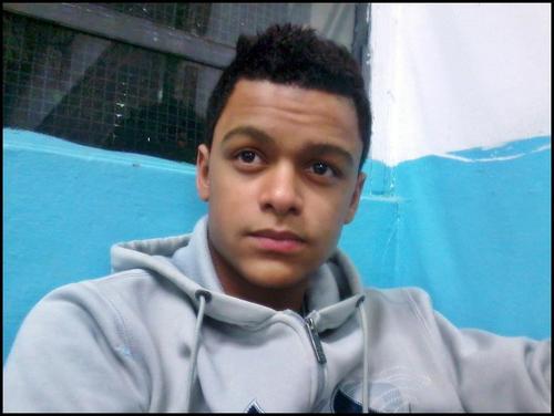 Vivo a vida sem medo de ser Feliz, Gosto de Futebol e sou Fiel ao que tenho !