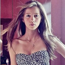 Hey, garoto! Sabe aquela menina “feia” que você sempre ignorou? Ela pode crescer e se tornar a mulher que você sempre sonhou.