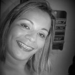 Sou alegre, divertida e adoro fazer amigos... Procuro viver a vida intensamente e sempre busco nas pessoas que elas tem de melhor. Aprendi a aceitar e conviver.