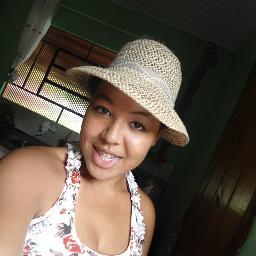 Sou uma menina sonhadora, que esta em busca da felicidade seja ela do jeito que for...