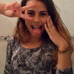 Eu vivo buscando em alguém, alguma coisa que eu sei que só existe em vsê ‘ ♪ s2' Prima da cat linda @_LaawSantos ♥