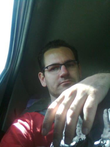 Amo a liberdade de poder viver o nada que existe em algum lugar refletido por um espelho quebrado