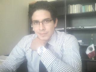 Mexicano por fortuna. 34 años. Abogado.