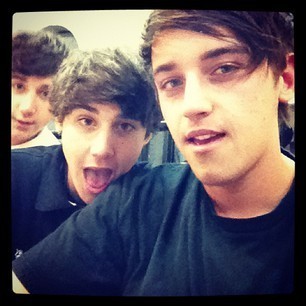 JANOSKIANS, JANOSKIANS, JANOSKIANS, JANOSKIANS, if you don't love them I don't know what your on about ok? LUKE, WE LOVE YOU OK BBY?♥☺