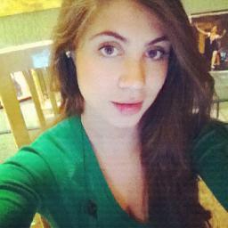 Amo aquela garota dos olhos verdes, do sorriso mais lindo, da alma mais pura, sou fã do jeito simples e divertido, sou fã da @itcarol ;)
