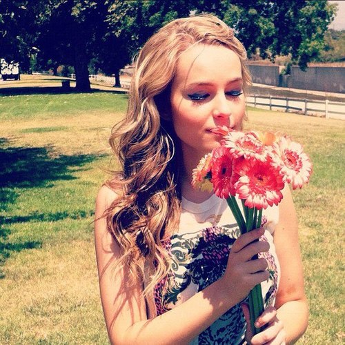 Hi! I usually schoolgirl who loves their parents, listen to music, sweets and rolls and does not like to learn ♥