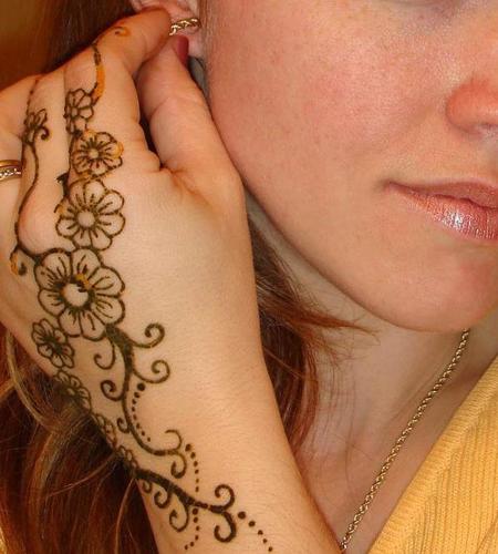 NJ henna tattoo artist offers temporary body art party entertainment at New Jersey events with natural henna for children and adults.