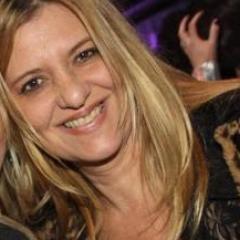 Formada em Direito. Apaixonada por Rádio, Publicidade e Moda.