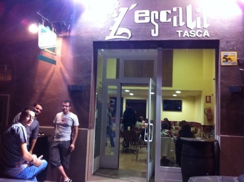 En nuestra tasca podras disfrutar siempre con tu cerveza de un montadito o una tapa. Tambien ofrecemos buenos bocadillos, almuerzos etc.. ven a visitarnos!!!