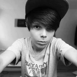 Holo ◉◡◔ Soy charlie! un chico de 13 años, hablo español e ingles, me gusta patinar! soy belieber boy! aveces hago tweets sin sentido ;)