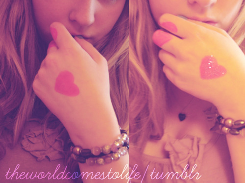 You want to hear the latest news about Justin Bieber,Demi Lovato,Selena Gomez,Rihanna and more? Then follow me (; You know you love me..xoxo -GossipGirl