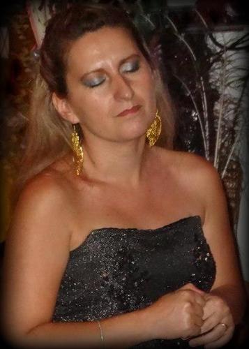 O meu nome é Amélia Janes,sou cantora.
Para além de cantar FADO, sou igualmente vocalista do Grupo  Nem Truz Nem Muz & Amélia Janes