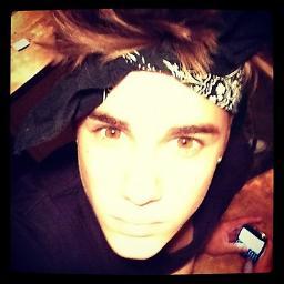 I'm bandana of Justin, only I can touch his hair, I'm fabulous!