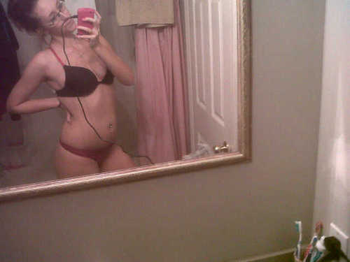 My names sarah, I love add dirty pictures! Females only! #teamlesbian
