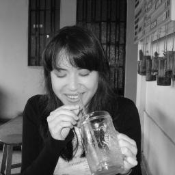 Defensora de causas perdidas, analista de memes y musicóloga.