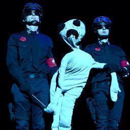 NO TENGO QUE DECIRLO, PORQUE SE ME NOTA A LEGUAS: SOY FEO, TIMIDO Y ANACRONICO. PERO A FUERZA DE NO QUERER SERLO HE
 VENIDO A SIMULAR TODO LO CONTRARIO