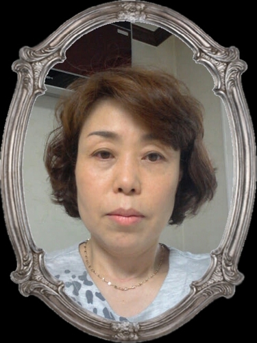 50세의 주부입니다. 전업주부는 아니고 간간히 일을하며 지냅니다. 새로운 소식이나 정보에 관심이 많고 아이들이 모두 대학에 가고나니 이젠 저의 생활을 갖고싶습니다.
여행에 대한 정보를 알고 싶고 60세가 되기 전에 배낭여행과 글쓰기에 도전하고 싶습니다.