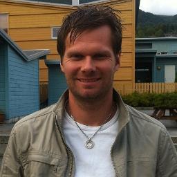 Kombinerer jobb som idrettslærar med jobb som dagleg leiar i Sogn og Fj. friidrettskrins. Tvittrar alltid for eiga rekning.