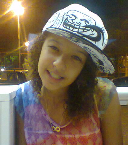 Sou uma menina simpática,animada.Sou apaixonadíssima pelo @jonathancostaa ,adoro estudar,amo todos meu amigos.