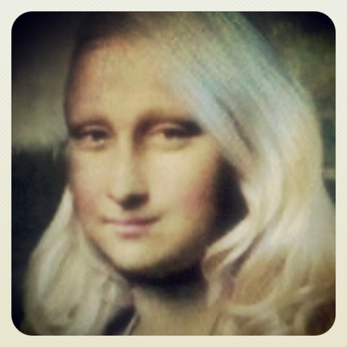 Sou a Monarica, sou rica, linda, diwa, poderosa e HUMILDE, agora vou ali contar meus €uros. R$R$