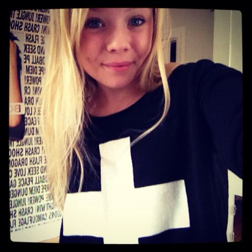 Hello, Im a Belieber and Directioner^^ 13 years old! :') follow me if you want! Check my blog!❤
