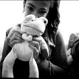 Eu tentei, eu juro que tentei. Mais chega uma hora que nem o sorriso consegue esconder tanto sofrimento ;;
