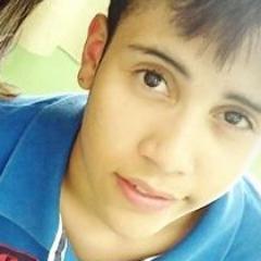 Um idiota no meio dos normais que vive na eterna busca dos seus sonhos.Bipolar,As vezes chato,as vezes insuportavel...Hm o resto cê sabe!