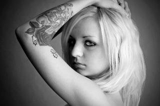 sou simpatica  e curto muito rock :-)