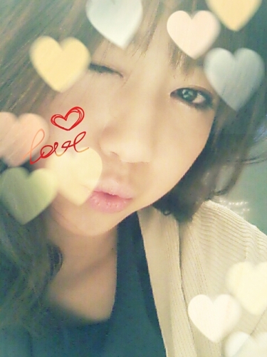 비를 맞으며 걷는 사람에겐 우산보다 함께 걸어줄 누군가가 필요한것임을 울고 있는 사람에겐 손수건 한장보다 기대어 울 수 있는 한 가슴이 더욱 필요한것임을 -혼자 사랑한다는것은 中 이정하 -