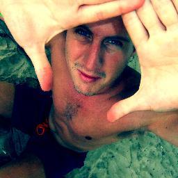 Estudiante de Ingeniería Comercial UNAB.
Me gusta la buena mesa y la buena vida.
Hincha de Colo Colo y amante del fútbol.