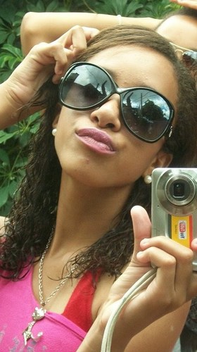 amo minhas amigas. adoro ler livros.e amo demais passar o tempo com minha amiga.curto musicas internacionais e hip-hop. amo demais minha familia
