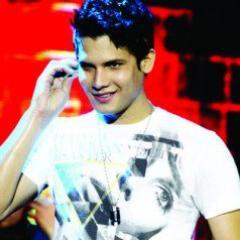 Cantor e Compositor. Contatos para shows: (062) 3921.3400 / 8565.6956 (Horário comercial)