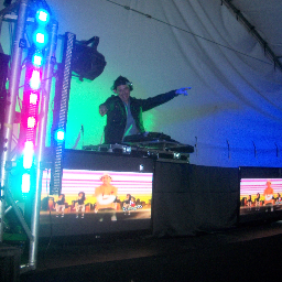 Amante de la musica desde niño, influenciado altamente por la decada de los 90´s, Conviertiendose en unos de los DJ´S Mas importantes de Colombia.