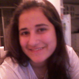 a menina que busca a felicidade, seja como for, seja com o preço que for. ela nasceu pra ser feliz, e não pra ser normal (♥)
