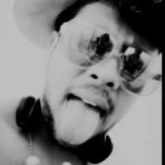 Twitter oficial do baterista Lucas Latorres (y'